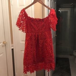 Venetian floral lace cocktail dress in such a lovely shade of coral. Lined nwot